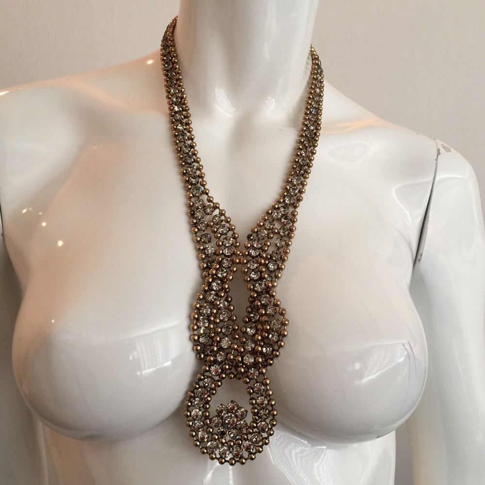 Cache elegant necklace.